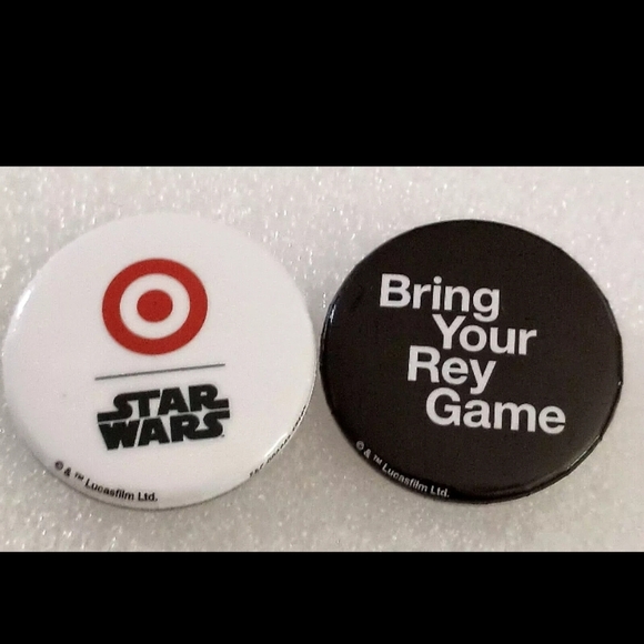 2 Star Wars Rey Target Last Jedi DVD Movie Release Promo Button Pin New NOS 2017 - Picture 1 of 6